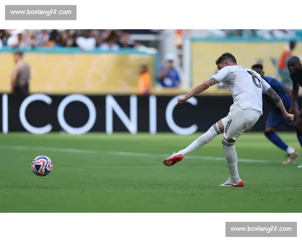 李明携子观战世俱杯：从单车少年到青训引路人的足球传承