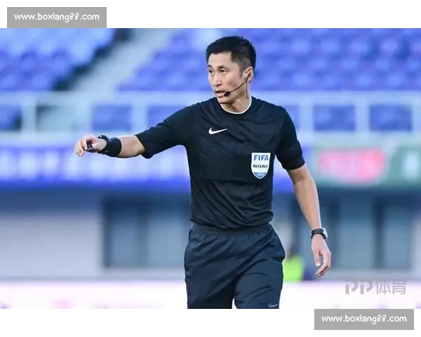 马宁世俱杯强硬执法：阻止违规换人引发教练组围堵